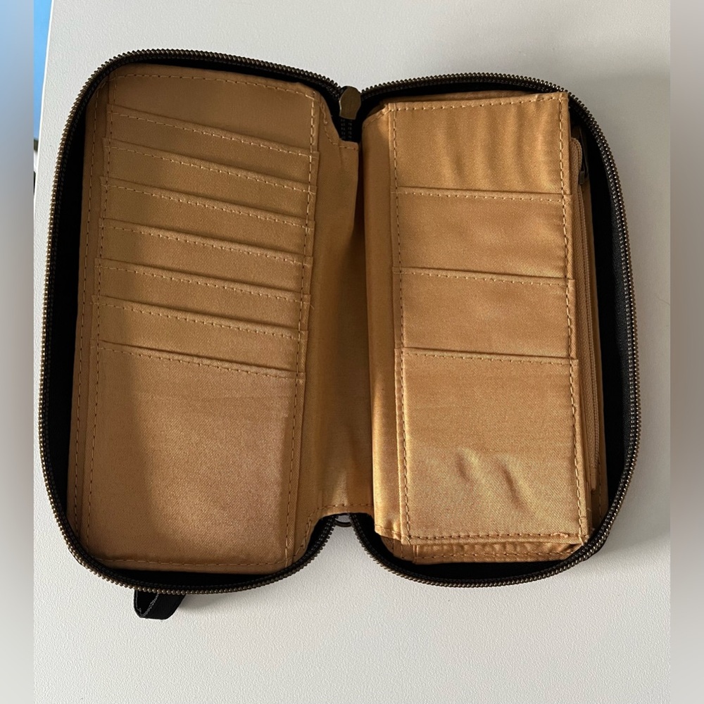 Travelon Single Zip Wallet - Picture 4 of 4